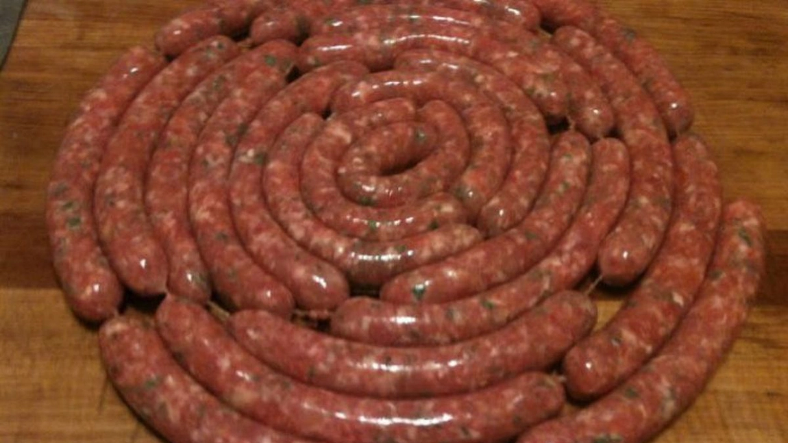 Cum sa prepari cei mai deliciosi carnati de casa pentru Craciun. Reteta pe care o foloseau bunicii nostri