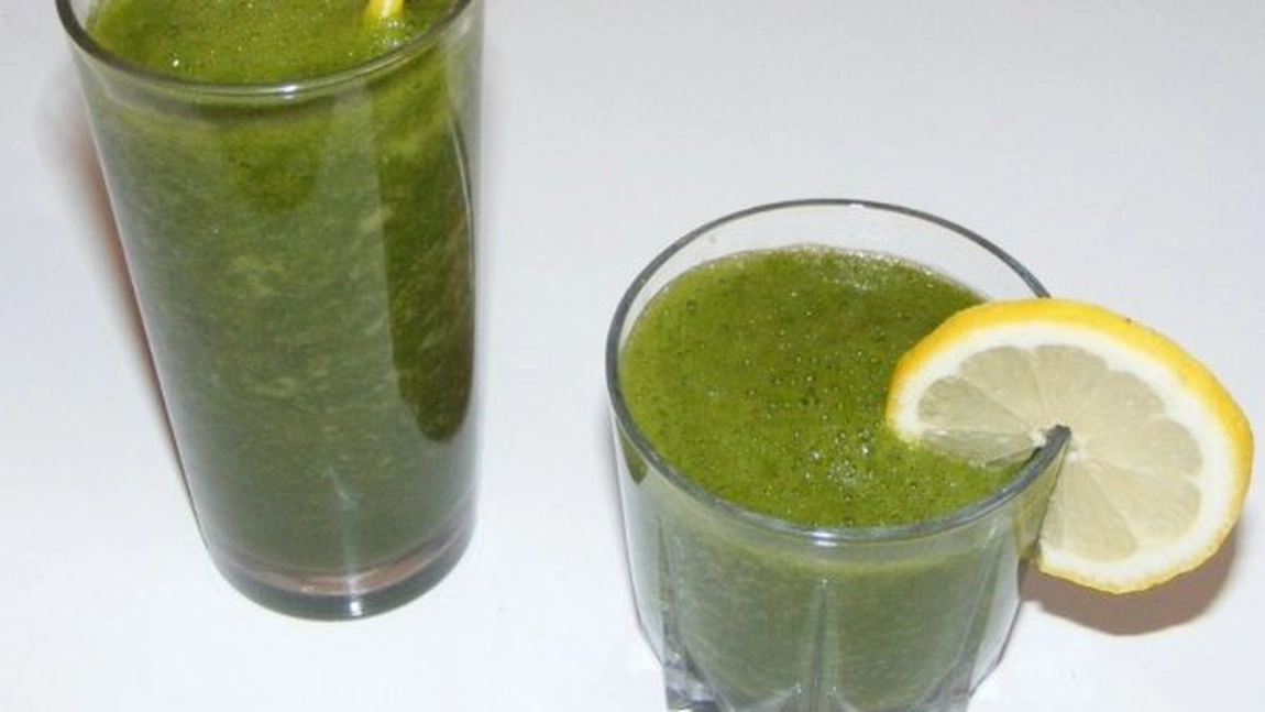 Bautura care iti detoxifiaza organismul primavara - Smoothie de salata verde