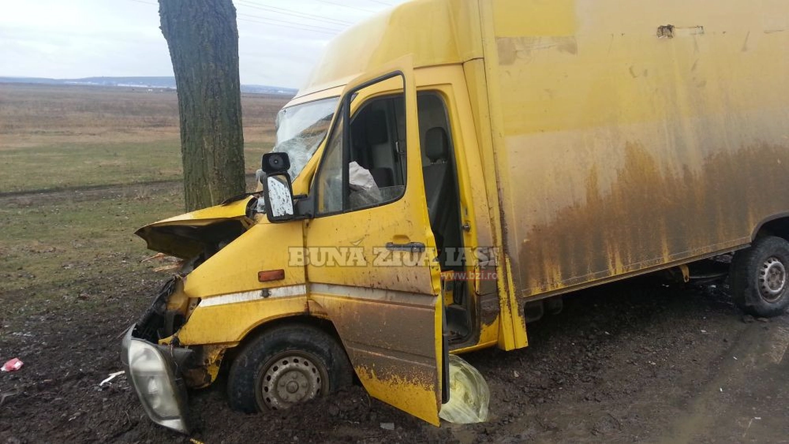 EXCLUSIV. Accident grav in apropiere de Iasi. Un sofer s-a izbit cu masina de un copac - UPDATE FOTO,VIDEO
