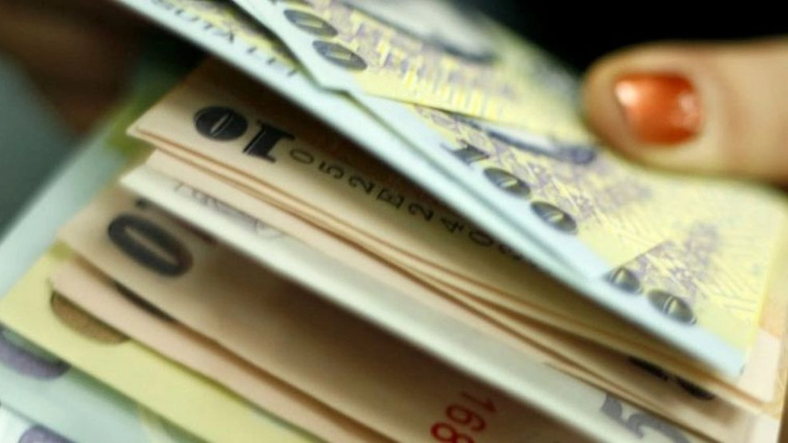 Directoarea prinsă în flagrant primind mită, plasată în arest la domiciliu de instanță