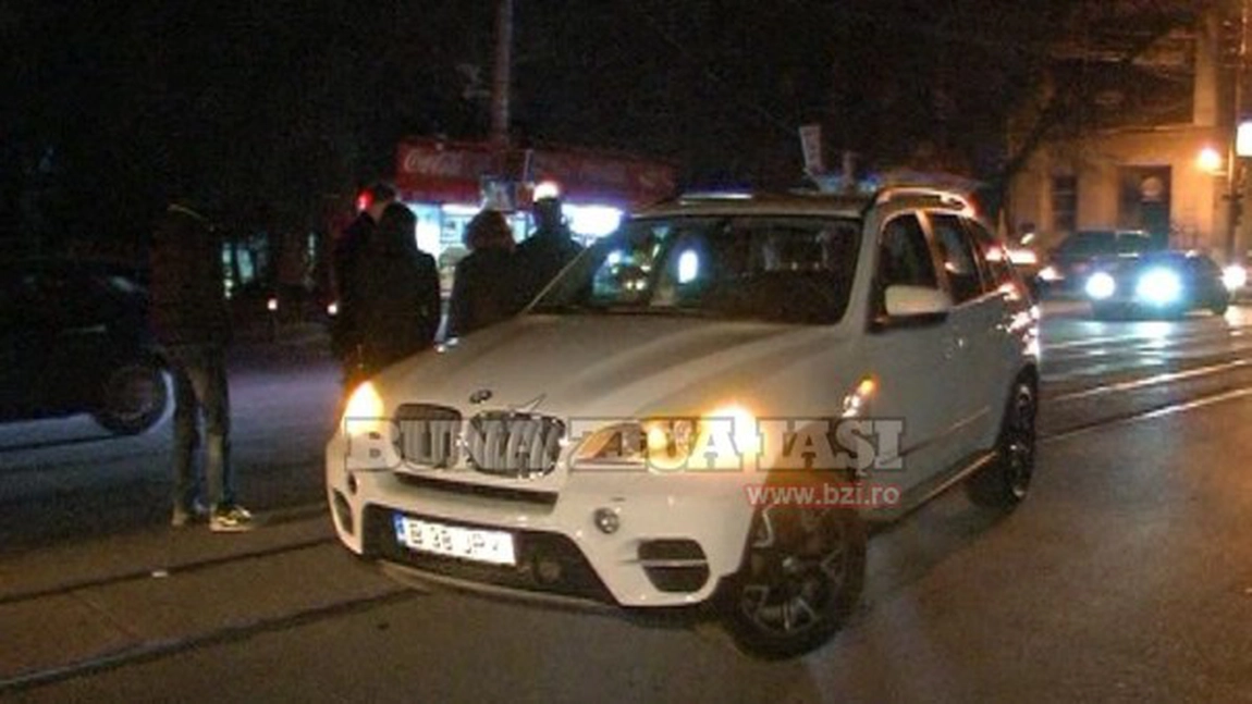 Soferita unui bolid de lux a lovit doi tineri, pe trecerea de pietoni - FOTO, VIDEO