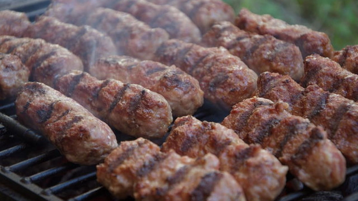 Mici de post. Cum sa-i prepari si sa-i mananci cu mustar