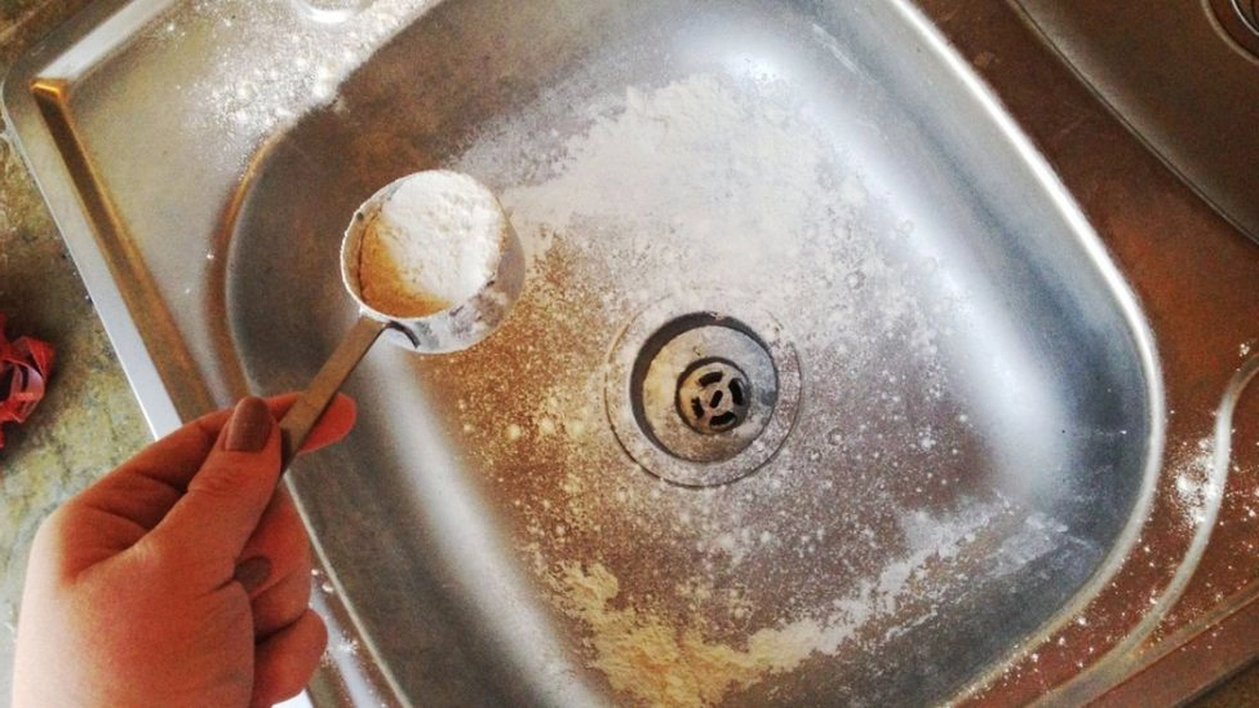 M-am confruntat cu problema asta ani de zile, pana am gasit cea mai buna solutie de curatare pentru chiuveta din inox
