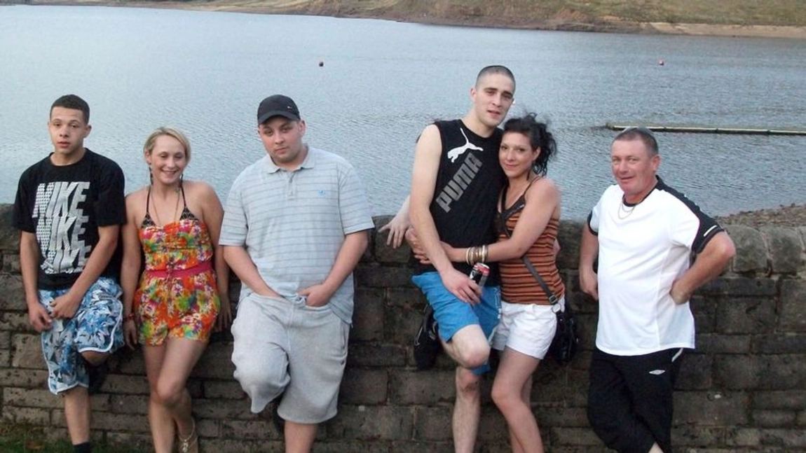 Detaliul înfricoșător surprins de o tânără în poza de familie făcută în vacanță