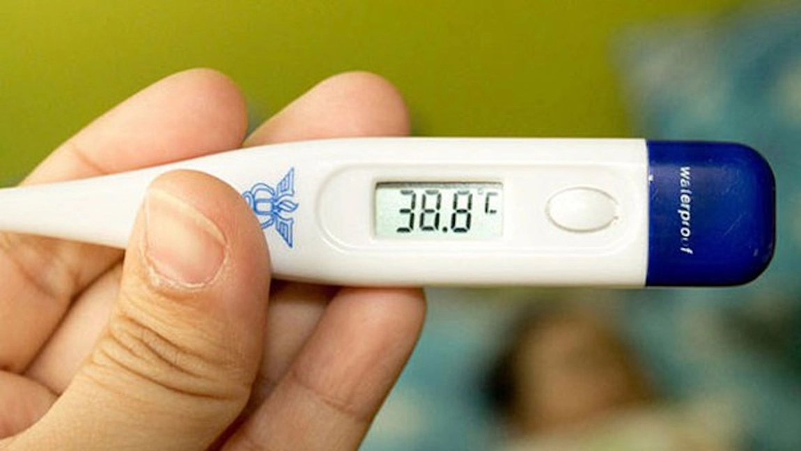 Cum reduci febra rapid, fără să iei medicamente. Leacuri băbești care merg și la copii, și la adulți