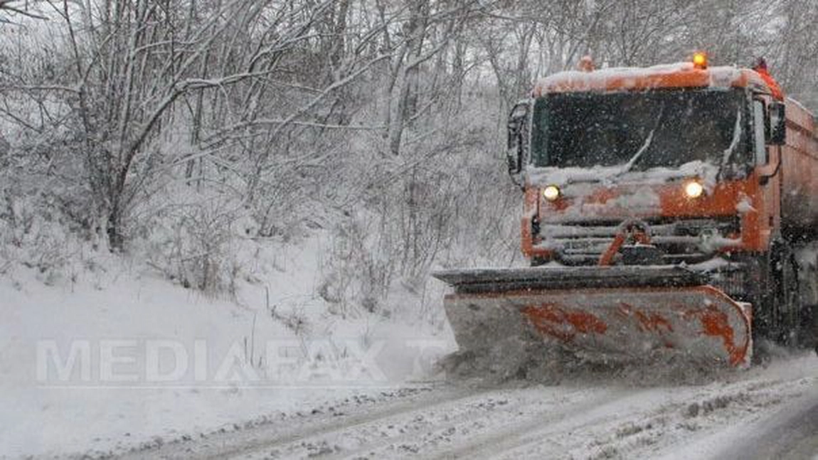Acţiunile de deszăpezire au continuat şi în cursul nopţii, la Iași