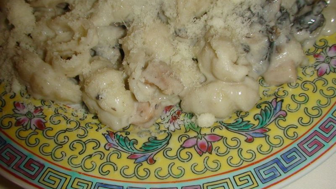 Paste scoici cu sunca si sos de cascaval