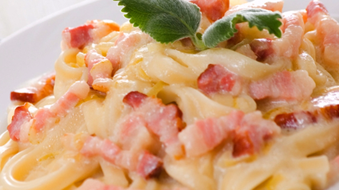 Spaghete cu sunca, smantana si cascaval