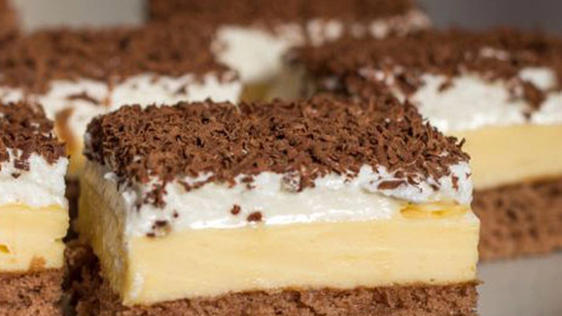 Prajitura cu blat insiropat, crema de vanilie si bezea