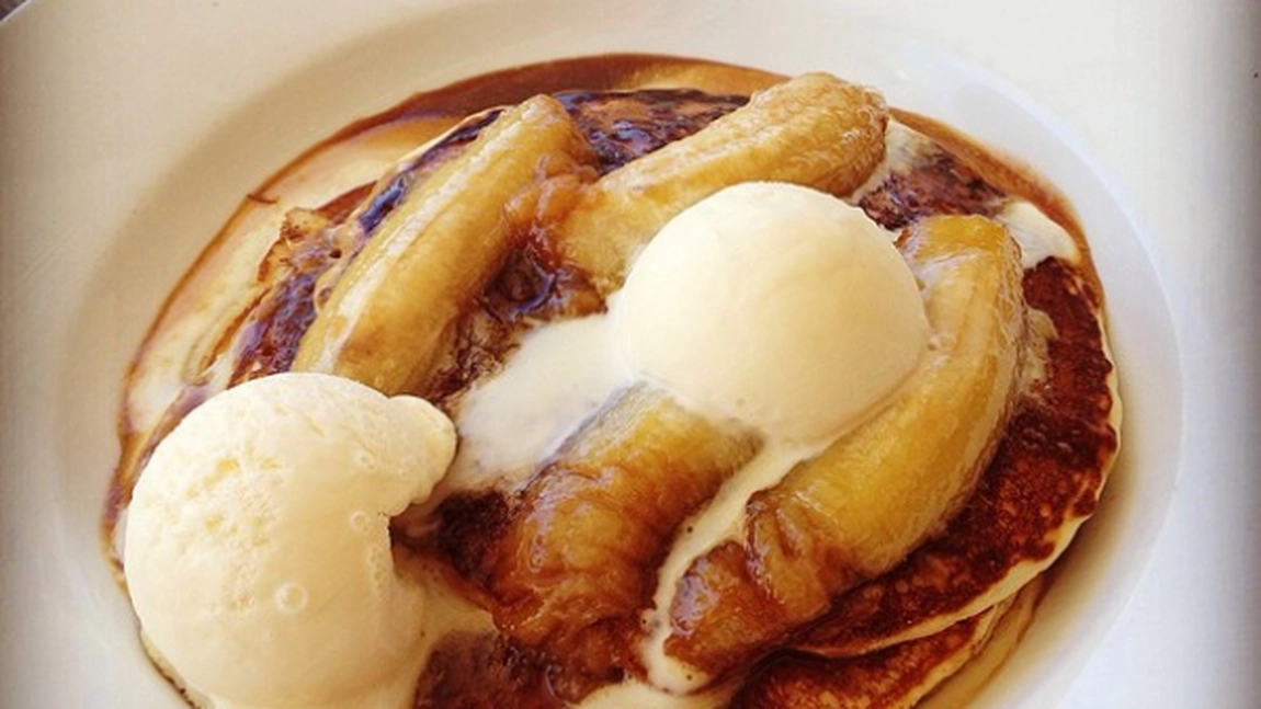 Clatite cu banane caramelizate