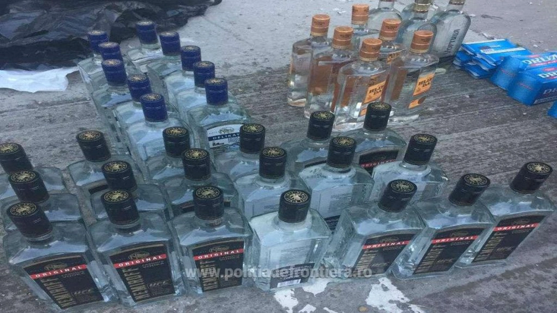 Cantități impresionante de alcool și tutun de contrabandă, confiscate de la două moldovence