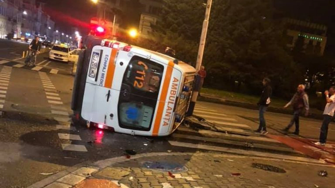 Accident rutier. Un pacient prins în interiorul unei ambulanțe