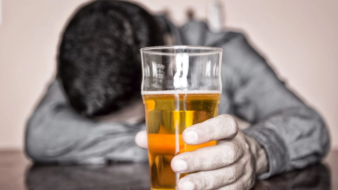 Cancer: a bea o sticlă de vin este ca și cum ai fuma 10 țigări