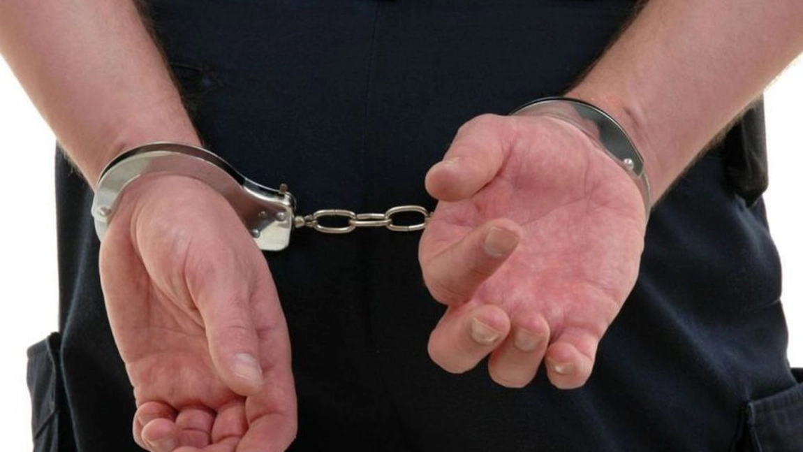 Crimă evitată la milimetru! Și-a ieșit din minți când a simțit că prietenii vor să-i fure iubita. I-a băgat în spital, dar a rămas fără femeie