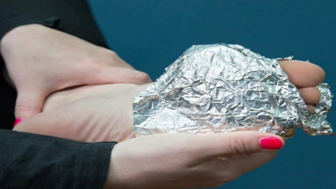 Înfășurați folie de aluminiu în jurul picioarelor! Dacă citiți asta, veți dori imediat să o faceți!