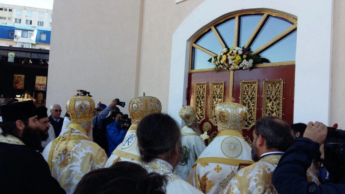 Ierarhi participanţi la sfinţirea bisericii „Sf. Ap. Toma” din cartierul Alexandru - FOTO, LIVE VIDEO