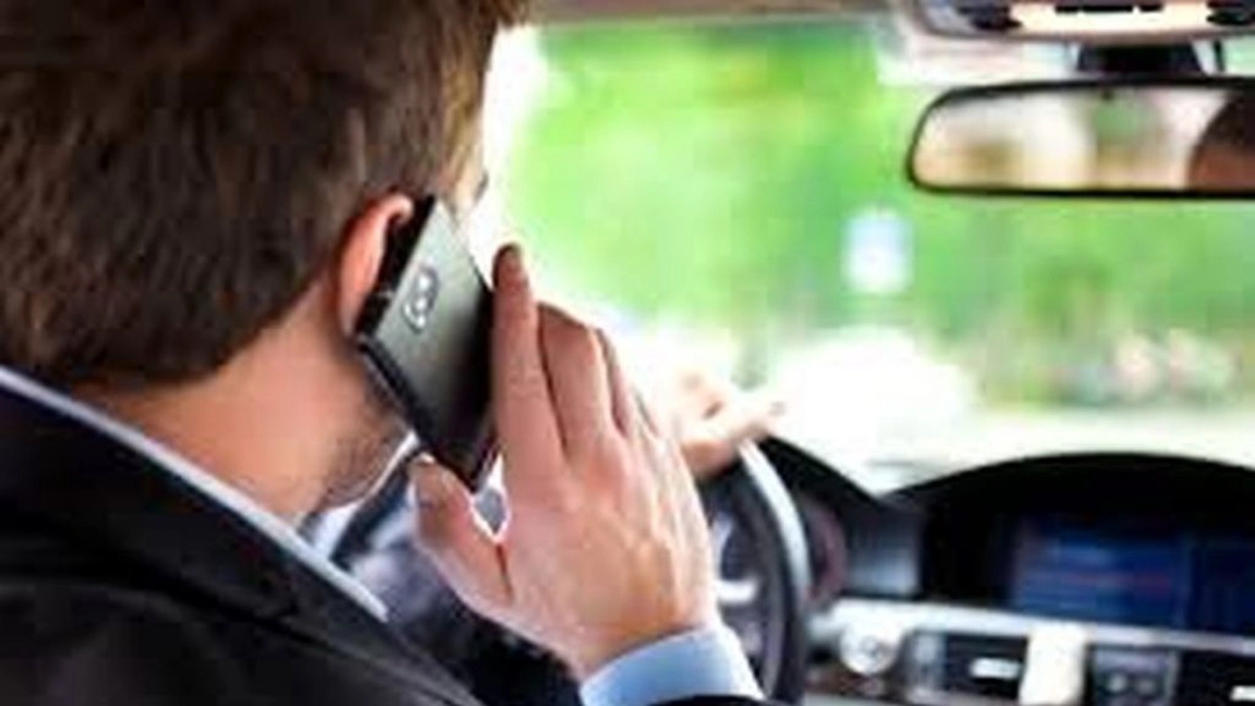 Exclusiv! Trei şoferi au rămas fără permisul de conducere după ce au fost prinşi vorbind la telefon la volan