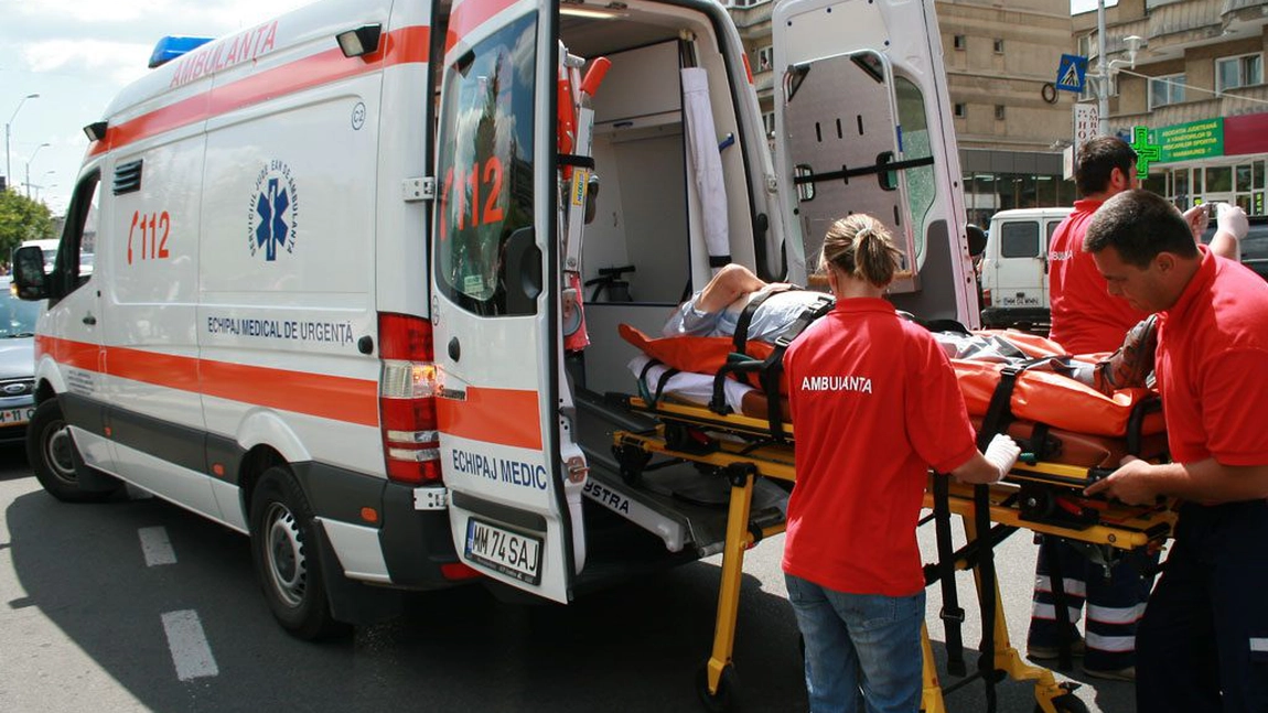 Ieșean agresat, transportat la spital. Ce a pățit