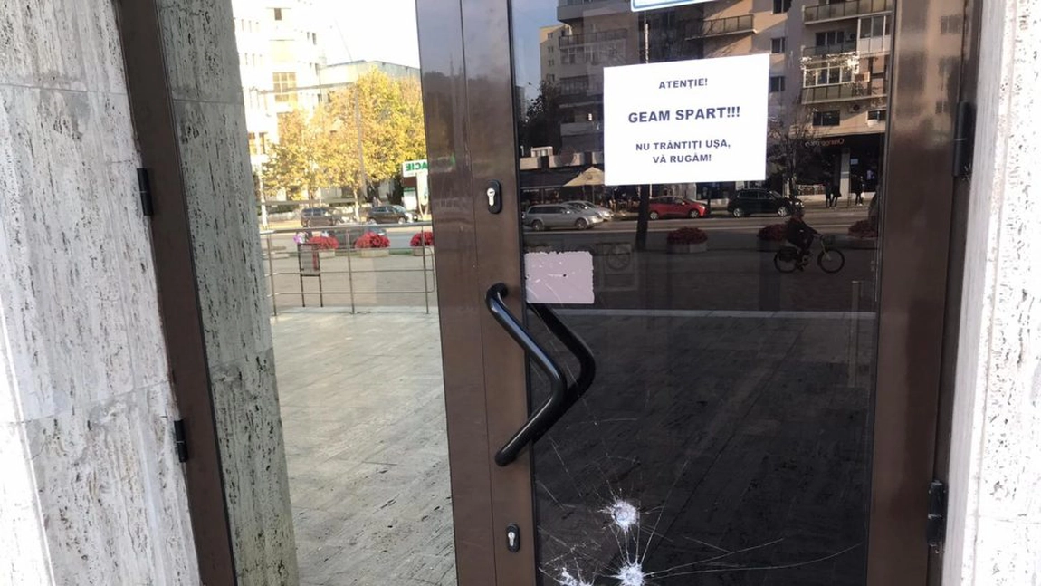 A năvălit cu ciocanul asupra sediului Judecătoriei Iași! Incidentul a avut loc sub ochii jandarmilor!