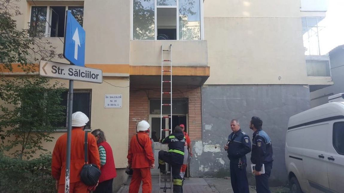 Intervenţie la un incendiu pe strada Sălciilor