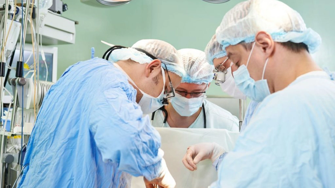 A căzut de pe o schelă. Medicii l-au băgat direct în operaţie