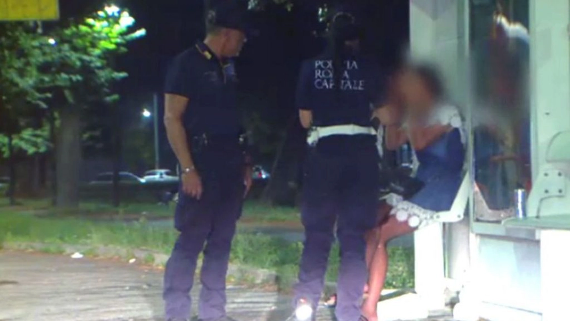 Polițiștii italieni s-au apropiat de această prostituată. Ce le-a zis tânăra, în limba română: „Am 25 de ani și…”