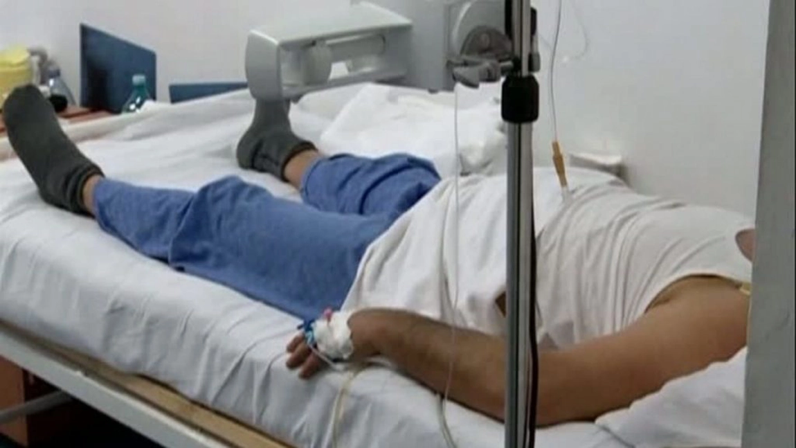 A ajuns de urgență la spital. Bărbatul a fost lovit în repetate rânduri