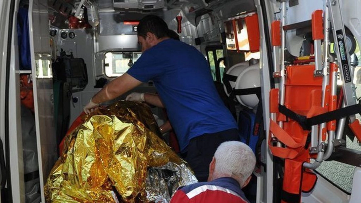 A privit neputincios cum totul arde în jurul lui! Acest bătrân, imobilizat la pat, nu a putut face nimic decât să aștepte