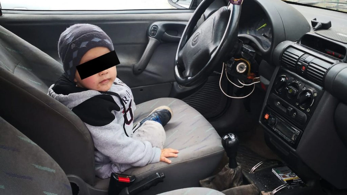 Şofer de mic! Un copil de aproximativ 3 ani a intrat cu maşina în gardul primăriei - FOTO
