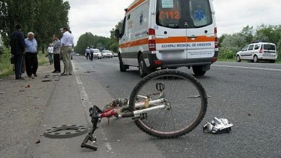Biciclist transportat de urgență la spital. Iată ce a pățit