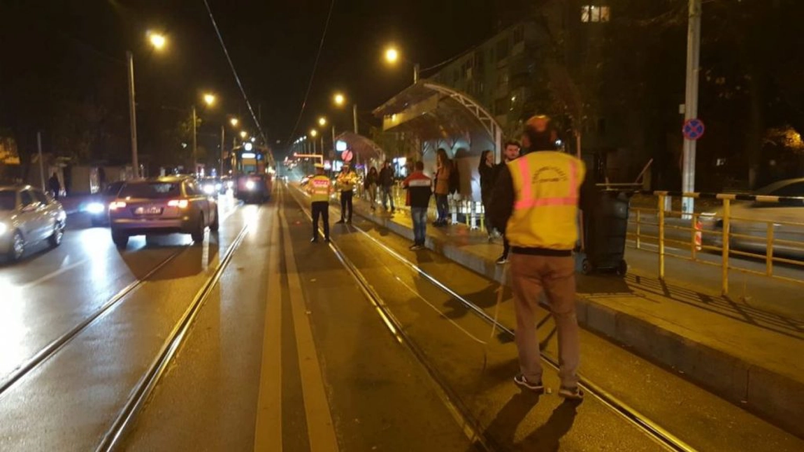 Cei doi tineri loviți de autoturism în Podu Roș, în continuare în spital. Unul dintre ei este în comă