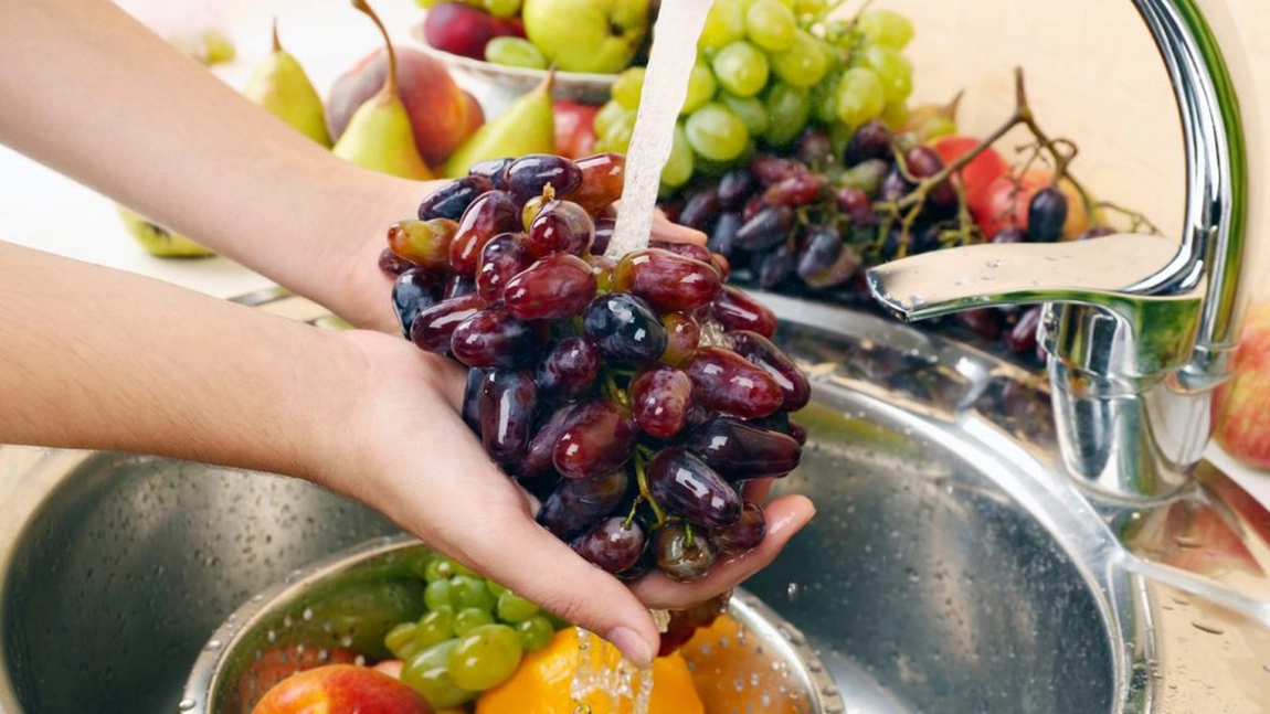 Speli mărul înainte de a-l mânca? Iată de ce nu ar trebui să o mai faci