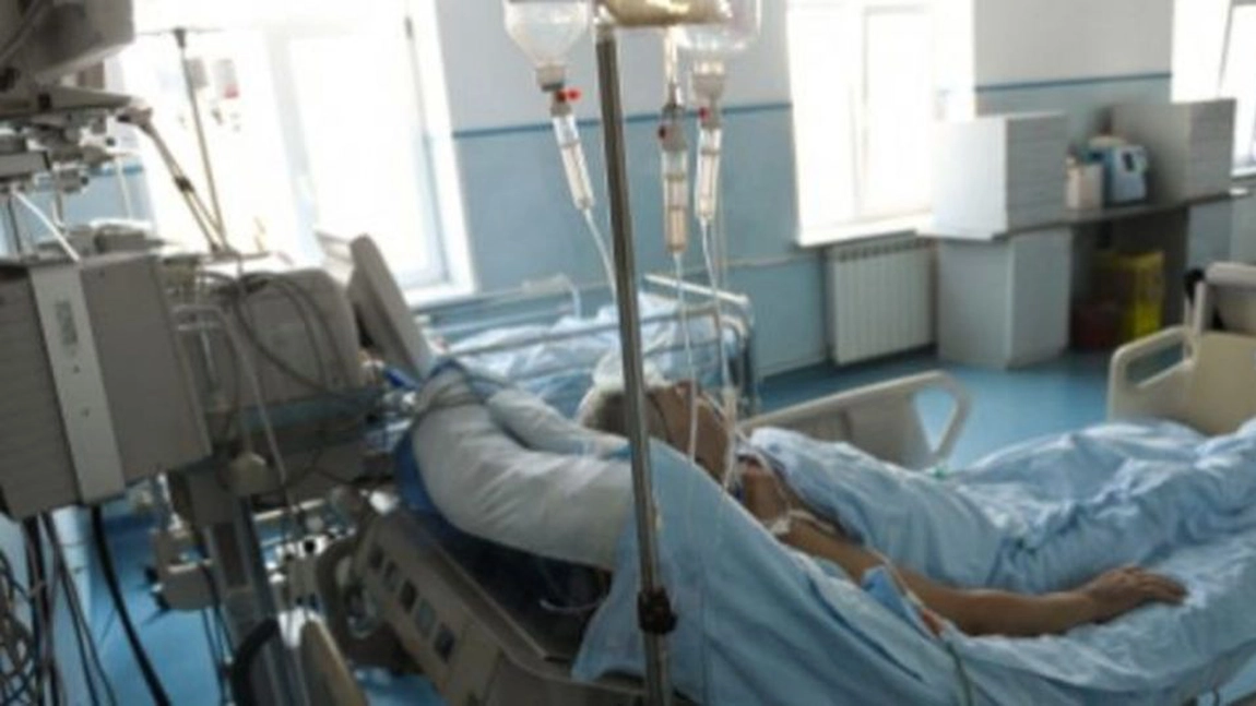 L-au bătut chiar prietenii de pahar. A fost dus de urgență la spital