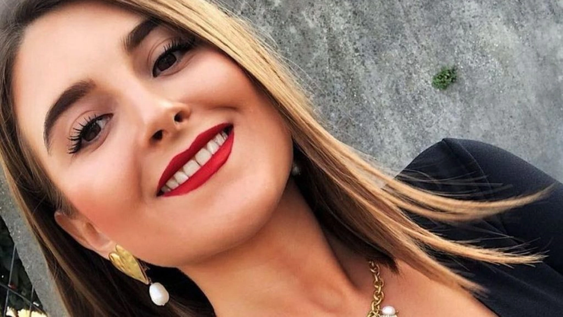 Exclusiv! Sexy-arhitecta acuzată de șantaj rămâne arestată la domiciliu! Tânăra și prietenul ei voiau să fie puși sub control judiciar!