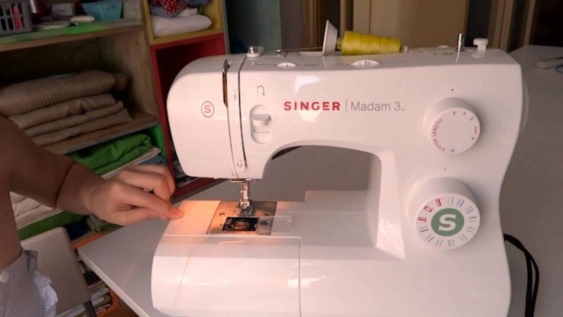 O croitoreasă din Pașcani a fost dusă de urgență la spital. Totul din cauza unui ac