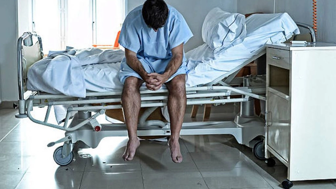 Parcă s-a abătut un blestem asupra lui! A privit neputincios, din scaunul cu rotile, cum casa îi arde din temelii! A fost salvat în ultimul moment