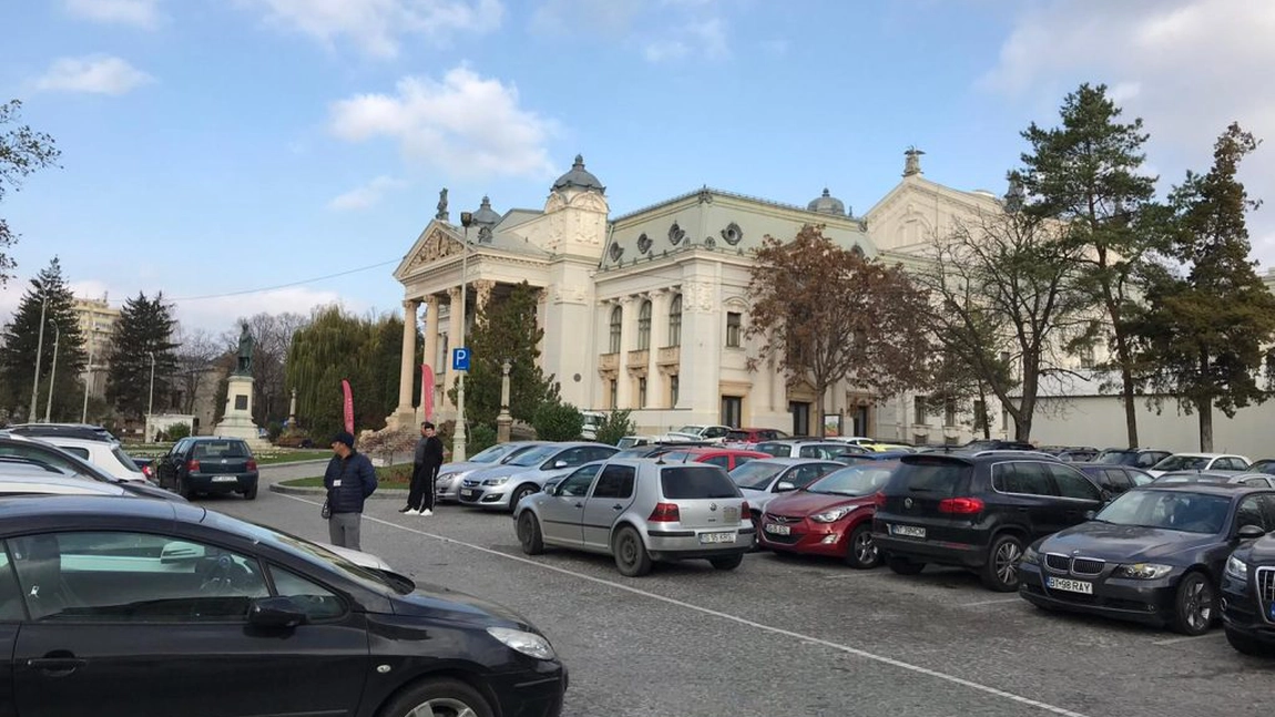 Parcări cu plată în Iaşi! Şoferii care vor să parcheze la Teatrul Naţional vor trebui să plătească o taxă