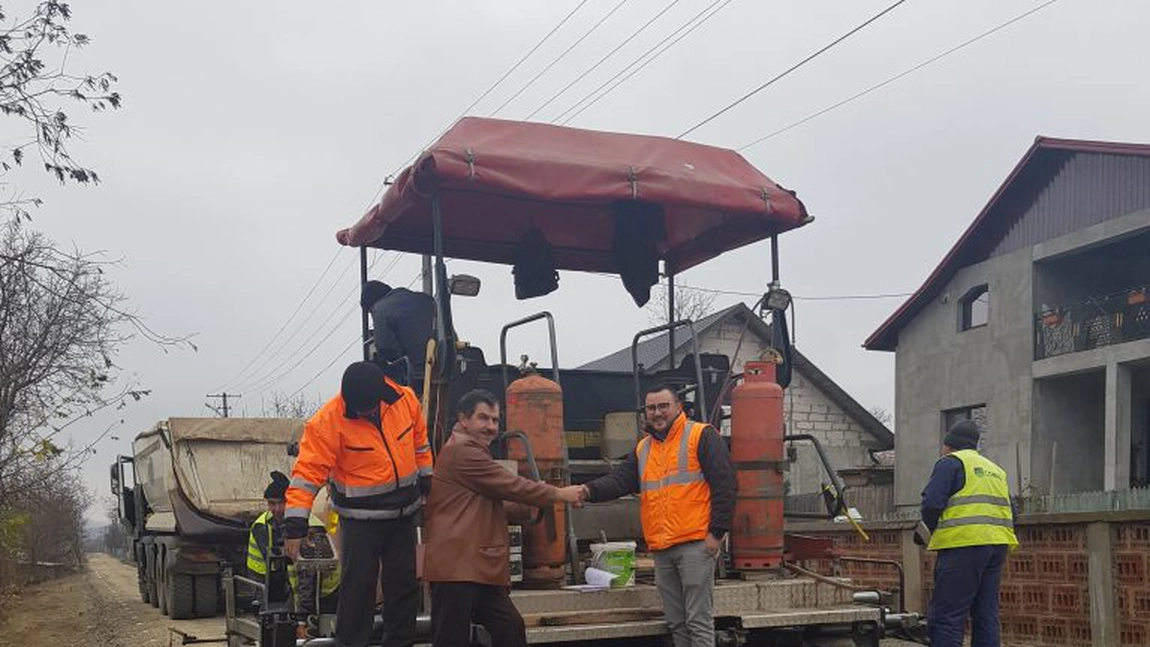 Primăria Răducăneni asfaltează un drum extrem de important - FOTO