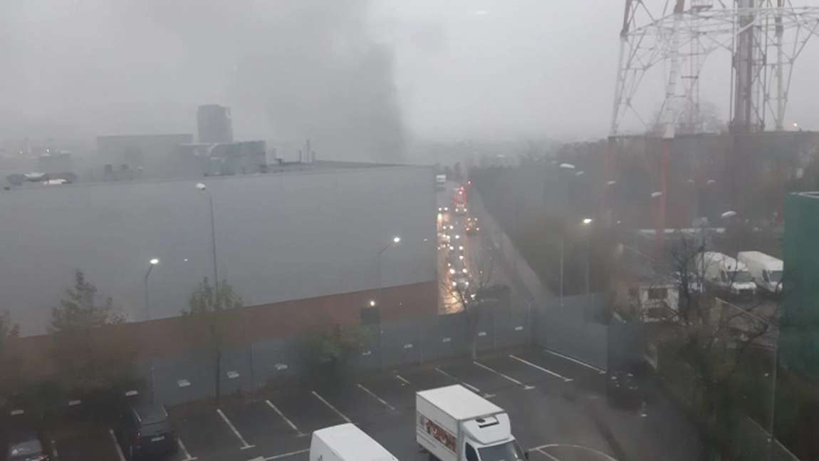 Incendiu puternic la mall. Focul ar fi izbucnit de la subsol - UPDATE