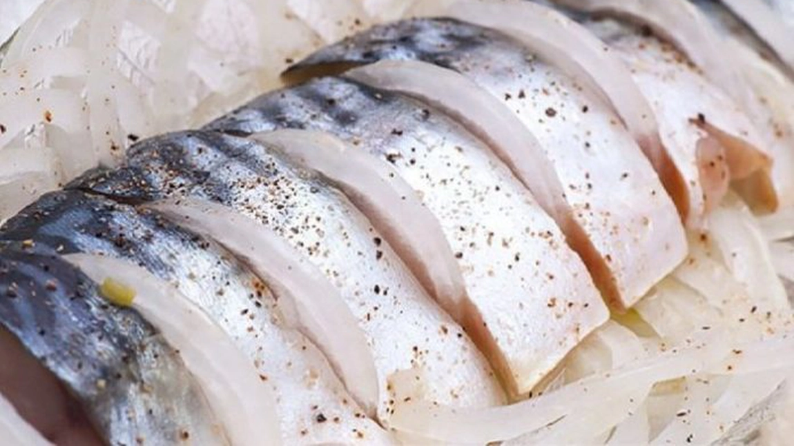 Macrou marinat – Reteta de marinare a pestelui in numai 2 ore!