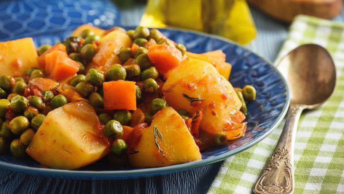 Reţetă de post. Tocăniţă de cartofi cu mazăre si morcovi