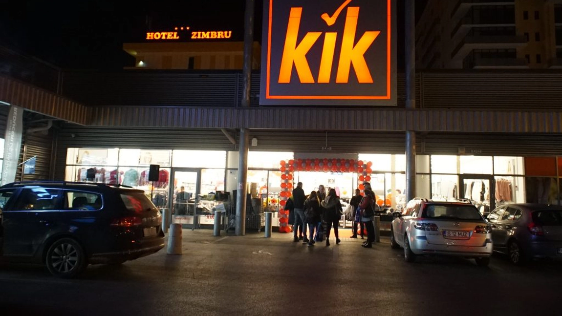 S-a deschis primul magazin Kik, la Iași. Zeci de clienți au venit la deschidere, atrași de ofertele generoase - Galerie Foto /  Video