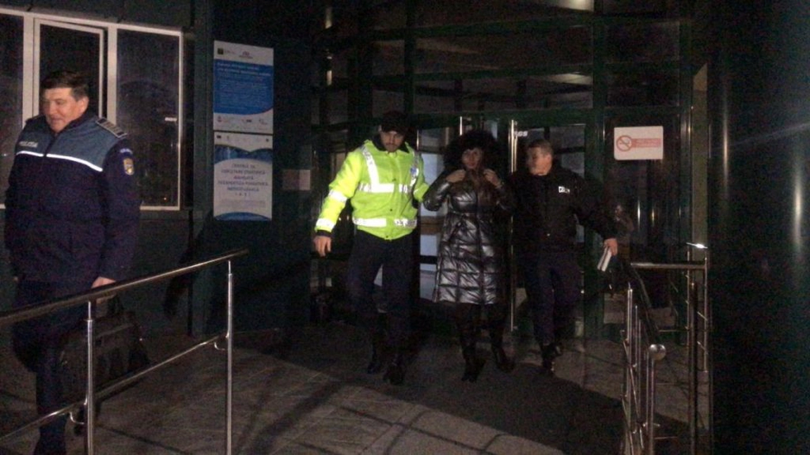 Trebuie încoronată drept regina șprițului din Iași! Doamna cărată pe brațe de polițiști după ce a făcut accident avea o alcoolemie record! Peste doi la mie! - FOTO, VIDEO