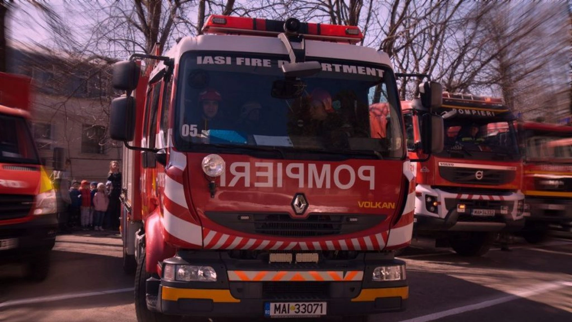 Incendiu devastator în apropierea Iașului. O clădire a luat foc din cauza unui aparat de gătit
