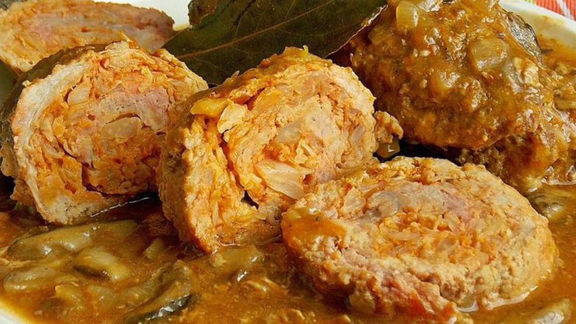 Pentru masa de Crăciun. Rulada de porc umplută cu varză, în sos de ciuperci