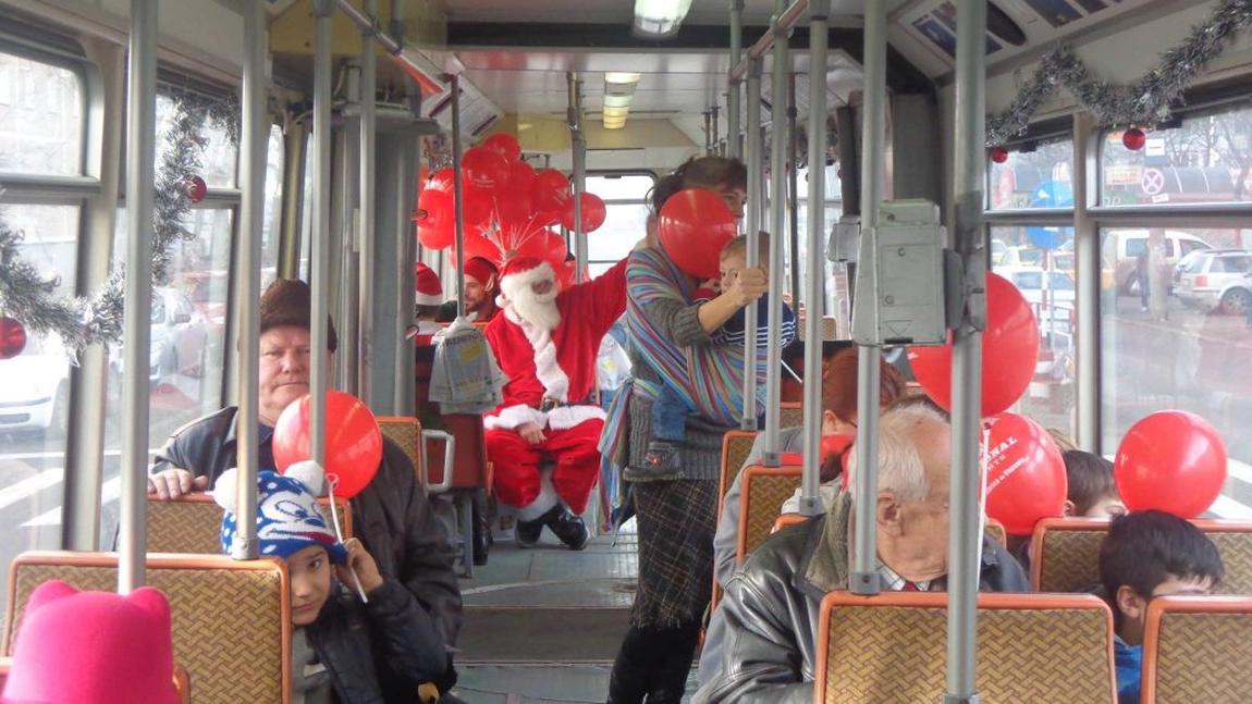 Moș Crăciun iese la plimbare cu tramvaiul pe străzile din Iași