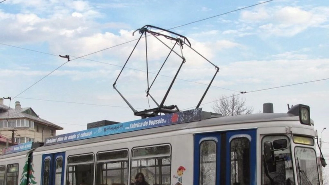 Iată traseele pe care circulă Moș Crăciun cu tramvaiul prin Iași. Copiii sunt așteaptați să-i ofere desene și scrisori