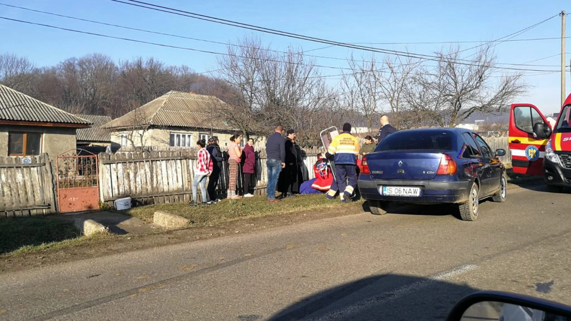 Exclusiv! Accident rutier cu victime în judeţul Iaşi. O mamă cu un copil în brațe au fost izbiți de o mașină - UPDATE/ FOTO/ VIDEO