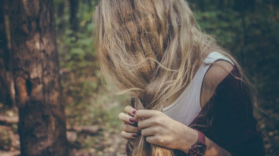 O frumoasă cu mii de urmăritori pe Facebook a fost violată ore întregi chiar de tatăl ei! I-a rupt lenjeria intimă și a batjocorit-o de mai multe ori!
