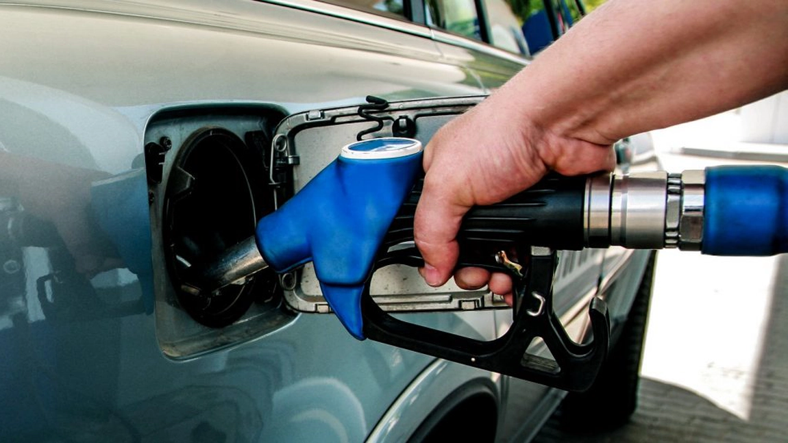 Liberalii promit reducerea preţului la carburanţi: Supraacciza la combustibil va fi eliminată